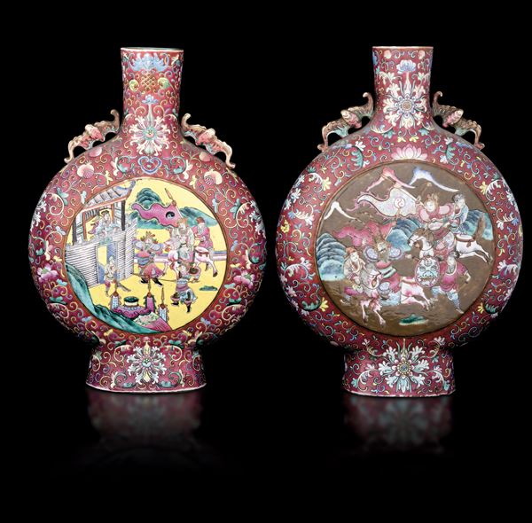 Pair of Famille Rose Porcelain Moon Flask with warriors and flowers, shaped handles depicting bats, China, Qing Dynasty, Guangxu era (1875-1908)