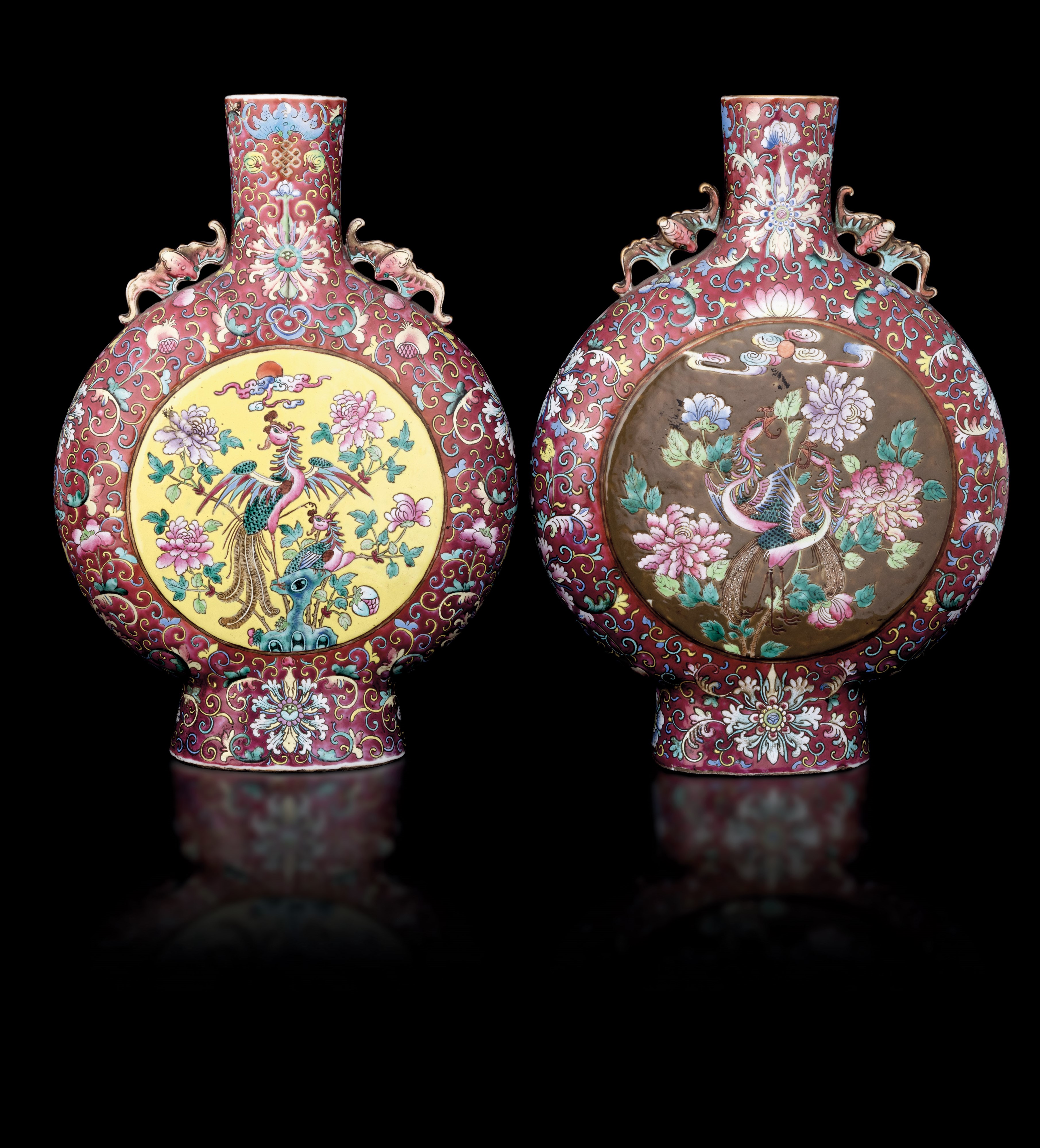 Coppia di Moon Flask in Porcellana Famiglia Rosa con Guerrieri e Fiori, Anse Sagomate Raffigurant...