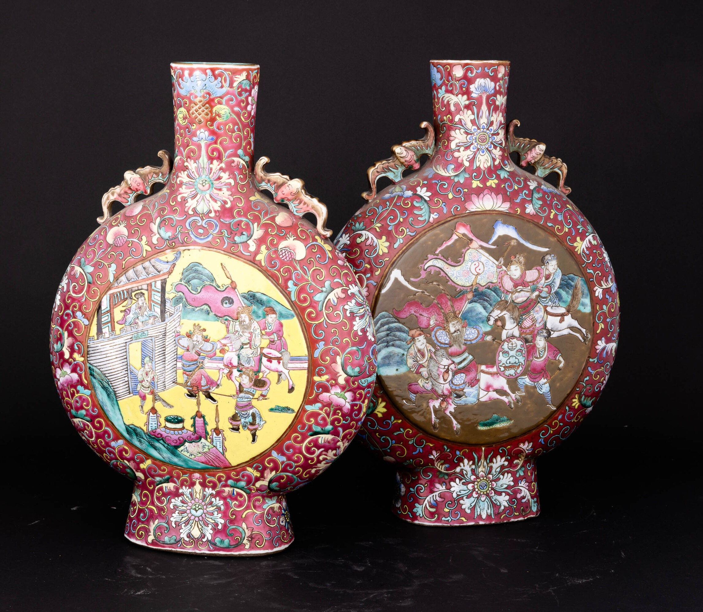 Coppia di Moon Flask in Porcellana Famiglia Rosa con Guerrieri e Fiori, Anse Sagomate Raffigurant...