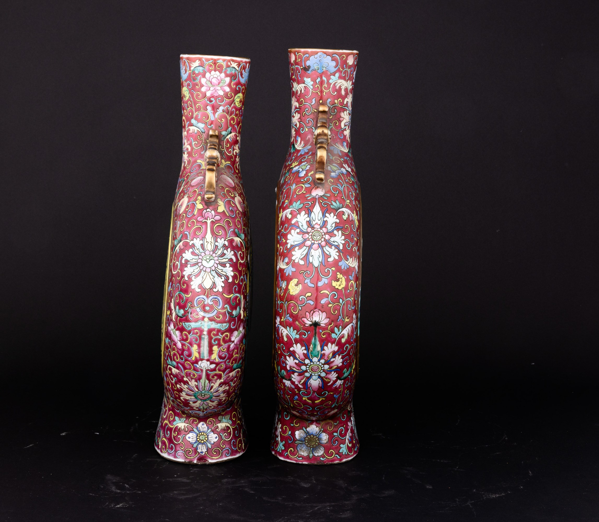Coppia di Moon Flask in Porcellana Famiglia Rosa con Guerrieri e Fiori, Anse Sagomate Raffigurant...