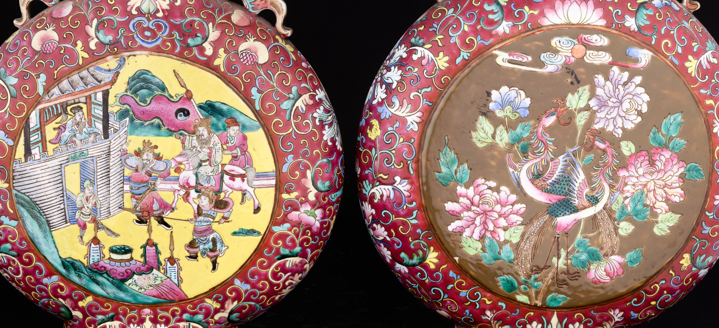 Coppia di Moon Flask in Porcellana Famiglia Rosa con Guerrieri e Fiori, Anse Sagomate Raffigurant...