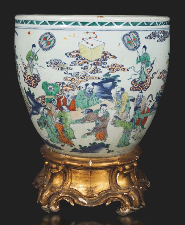 Grande e importante vasca da pesci in porcellana a decoro Doucai rappresentato da gli otto saggi immortali, base dorata in legno, Cina, Dinastia Qing, epoca Qianlong, XVIII secolo