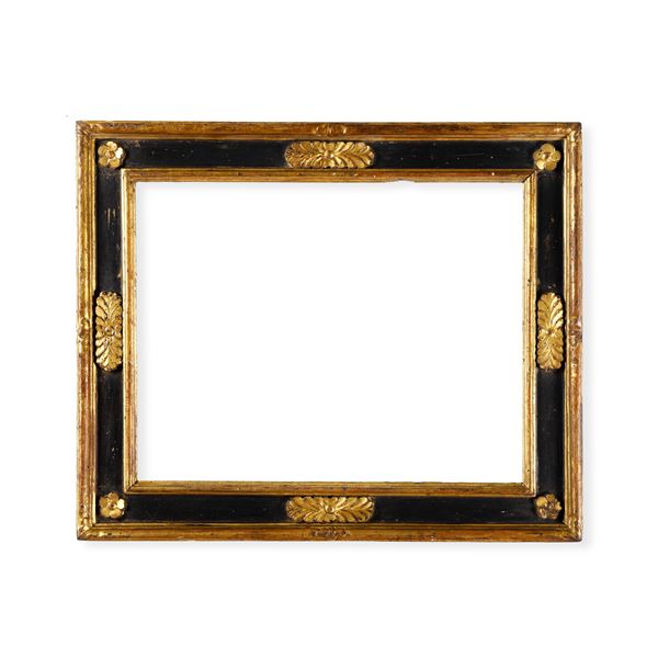 Cornice a cassetta in legno intagliato, laccato e dorato. Italia centrale, XVII secolo