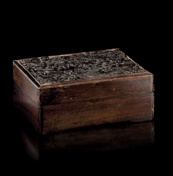 Scatola in legno duro intagliato con drago tra le nuvole, Cina, Dinastia Qing