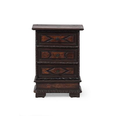 Inginocchiatoio (modificato) in Noce con Fronte Pannellato ed Intarsiato in Varie Essenze. XVIII-...