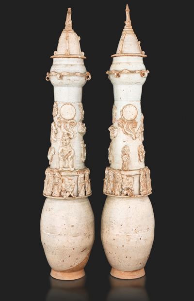 Coppia di Grandi Urne Funerarie in Porcellana con Coperchi Qingbai con Figure a Rilievo, Cina, Di...