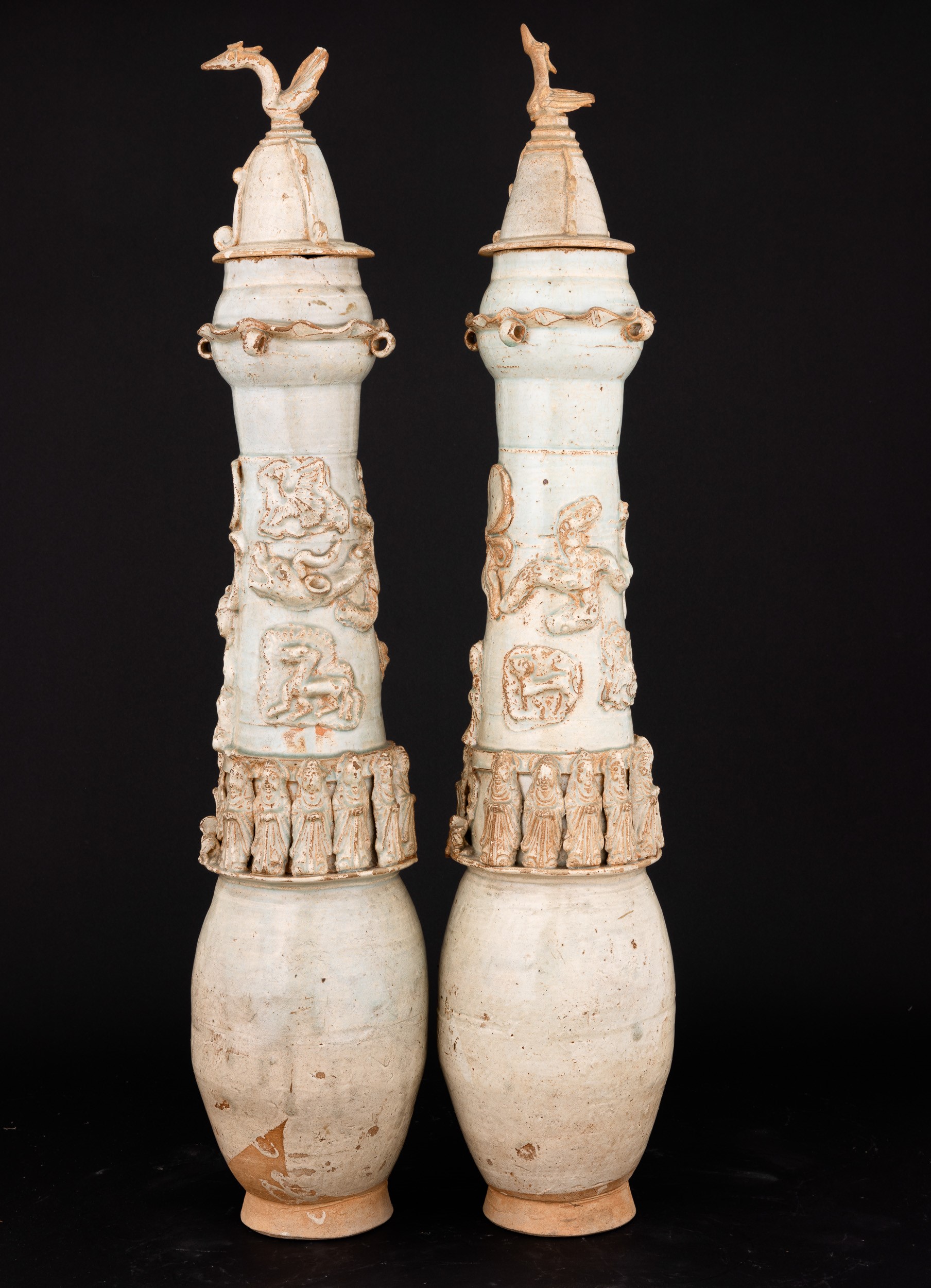 Coppia di Grandi Urne Funerarie in Porcellana con Coperchi Qingbai con Figure a Rilievo, Cina, Di...