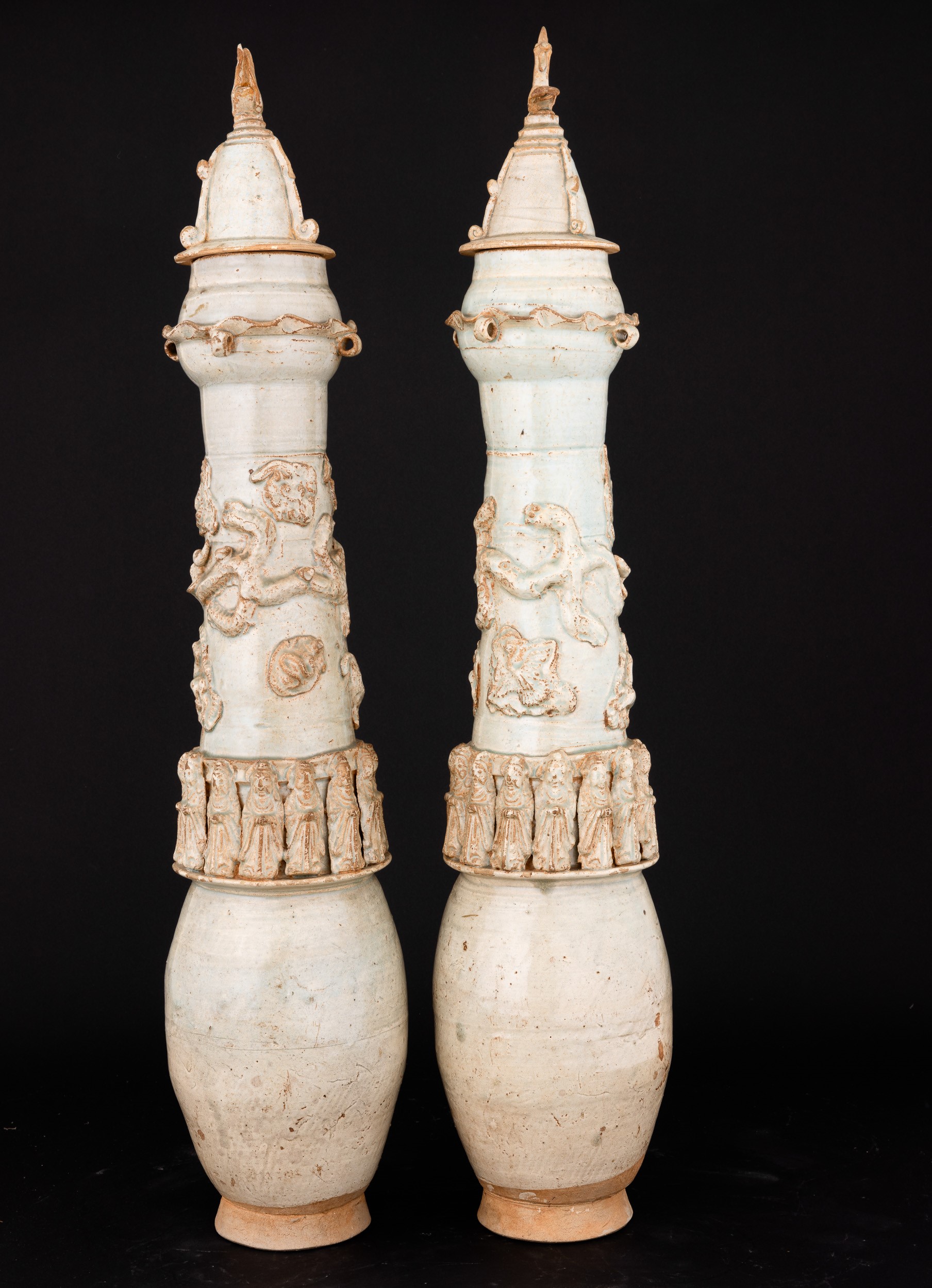 Coppia di Grandi Urne Funerarie in Porcellana con Coperchi Qingbai con Figure a Rilievo, Cina, Di...
