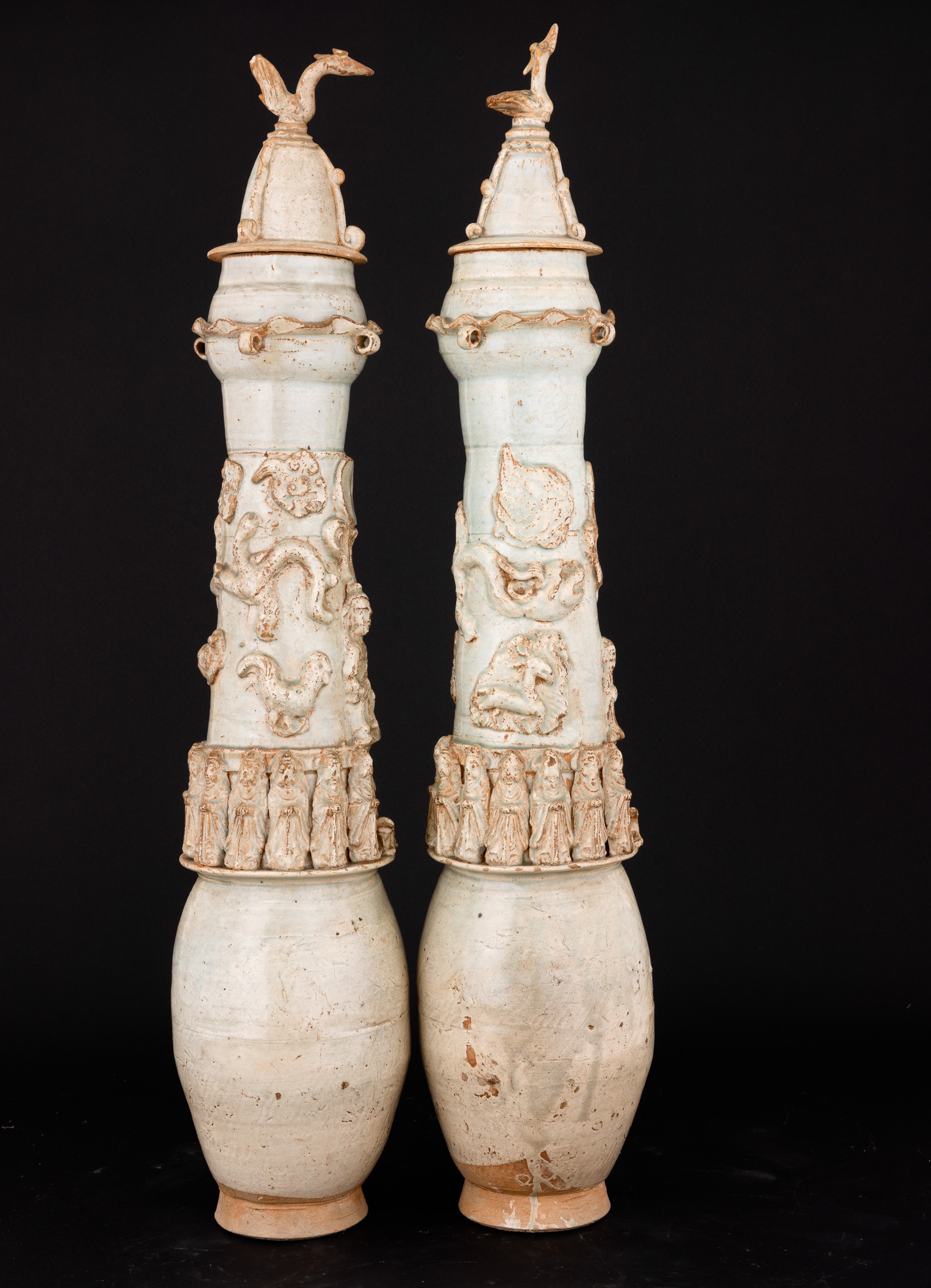 Coppia di Grandi Urne Funerarie in Porcellana con Coperchi Qingbai con Figure a Rilievo, Cina, Di...