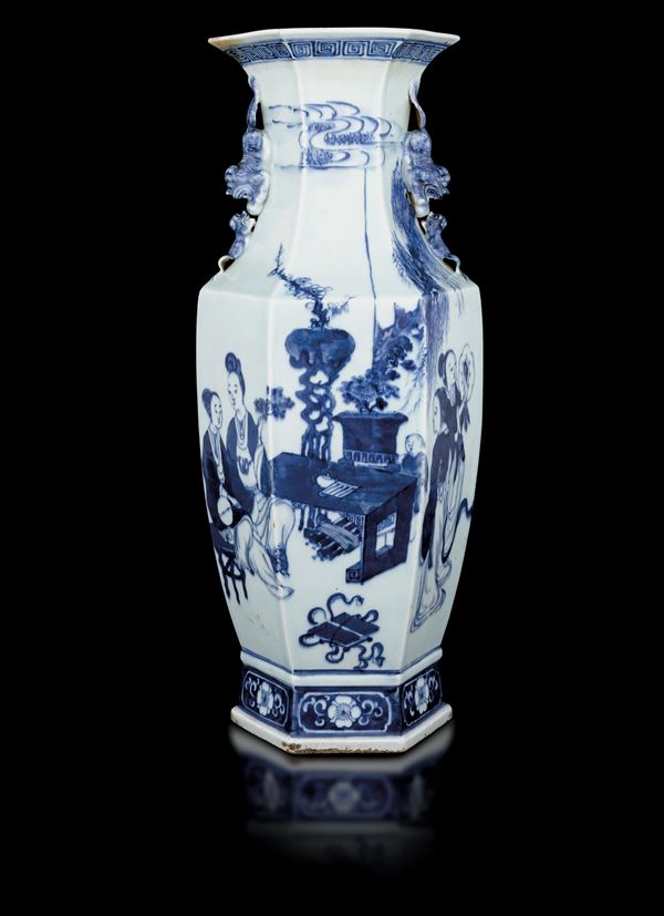 Grande vaso in porcellana bianca e blu con anse sagomate a foggia di cani di Pho e scena di vita comune, Cina, Dinastia Qing, epoca Guangxu (1875-1908)
