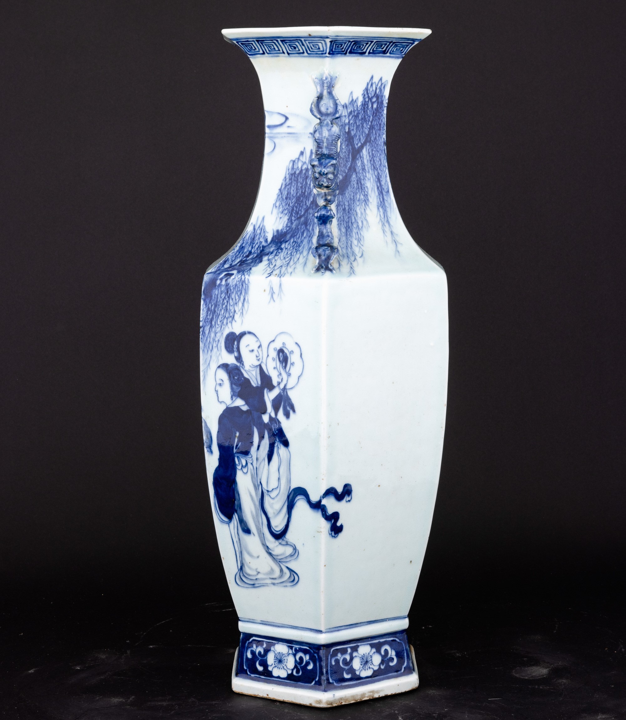 Grande Vaso in Porcellana Bianca e Blu con Anse Sagomate a Foggia di Cani di Pho e Scena di Vita ...