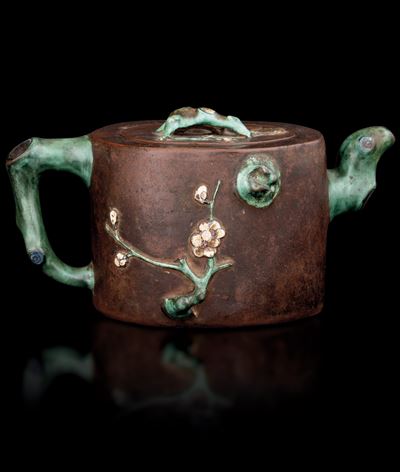Teiera Gres Jinxi con Applicazioni Naturalistiche in Smalto Verde, Cina, XIX Secolo