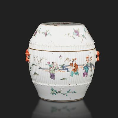 Zuppiera in Porcellana Famiglia Rosa a Forma di Botte con Scene di Vita Comune, Cina, Dinastia Qi...