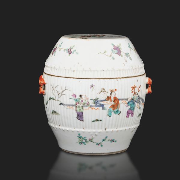 Zuppiera in porcellana Famiglia Rosa a forma di botte con scene di vita comune, Cina, Dinastia Qing, epoca Guangxu (1875-1908)