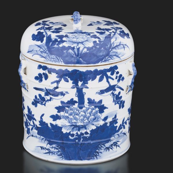 Contenitore in porcellana bianca e blu con coperchio, soggetto naturalistico, Cina, Dinatia Qing, epoca Daoguang (1821-1850)