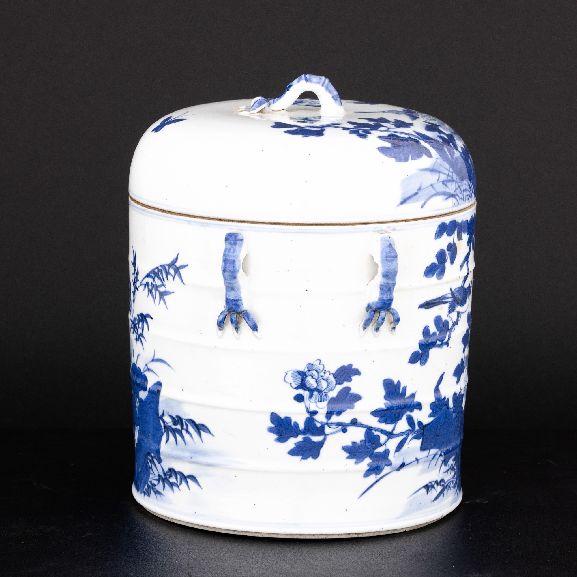 Contenitore in Porcellana Bianca e Blu con Coperchio, Soggetto Naturalistico, Cina, Dinatia Qing,...