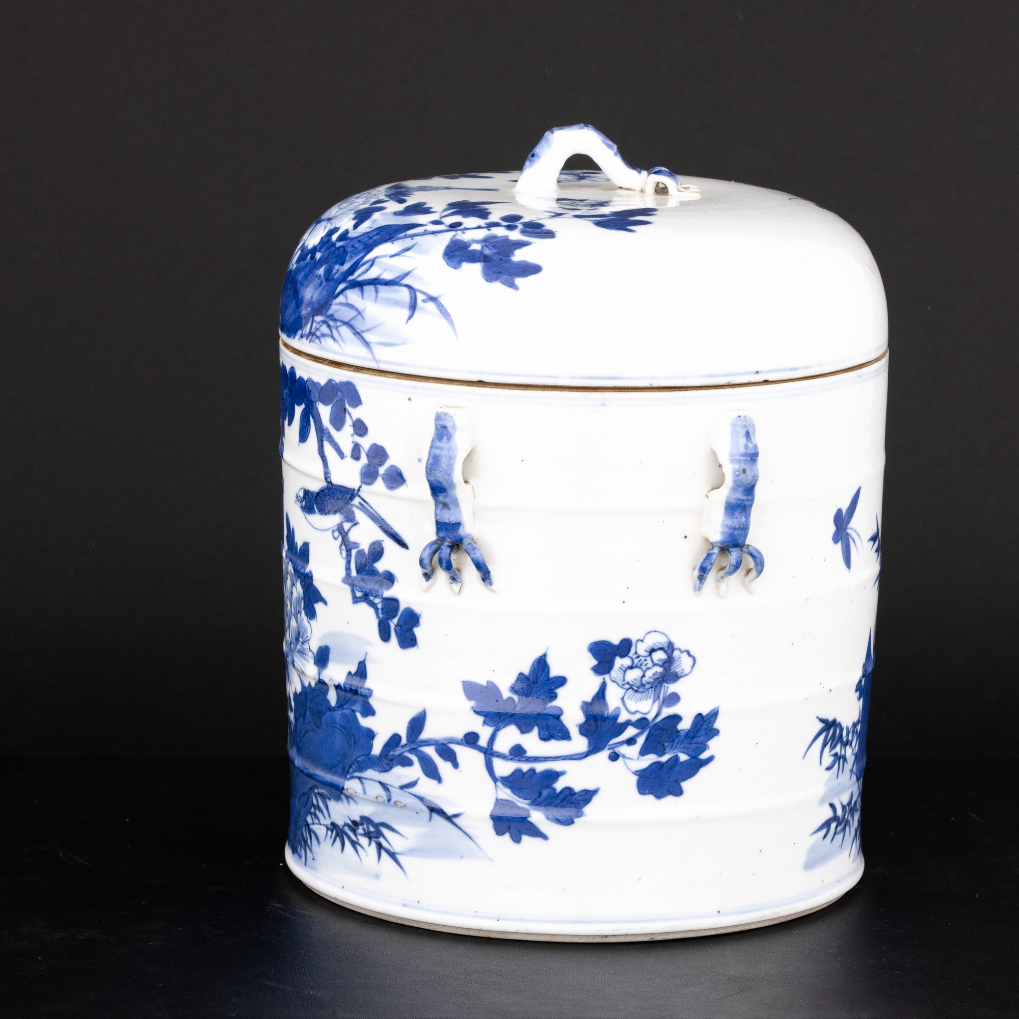 Contenitore in Porcellana Bianca e Blu con Coperchio, Soggetto Naturalistico, Cina, Dinatia Qing,...