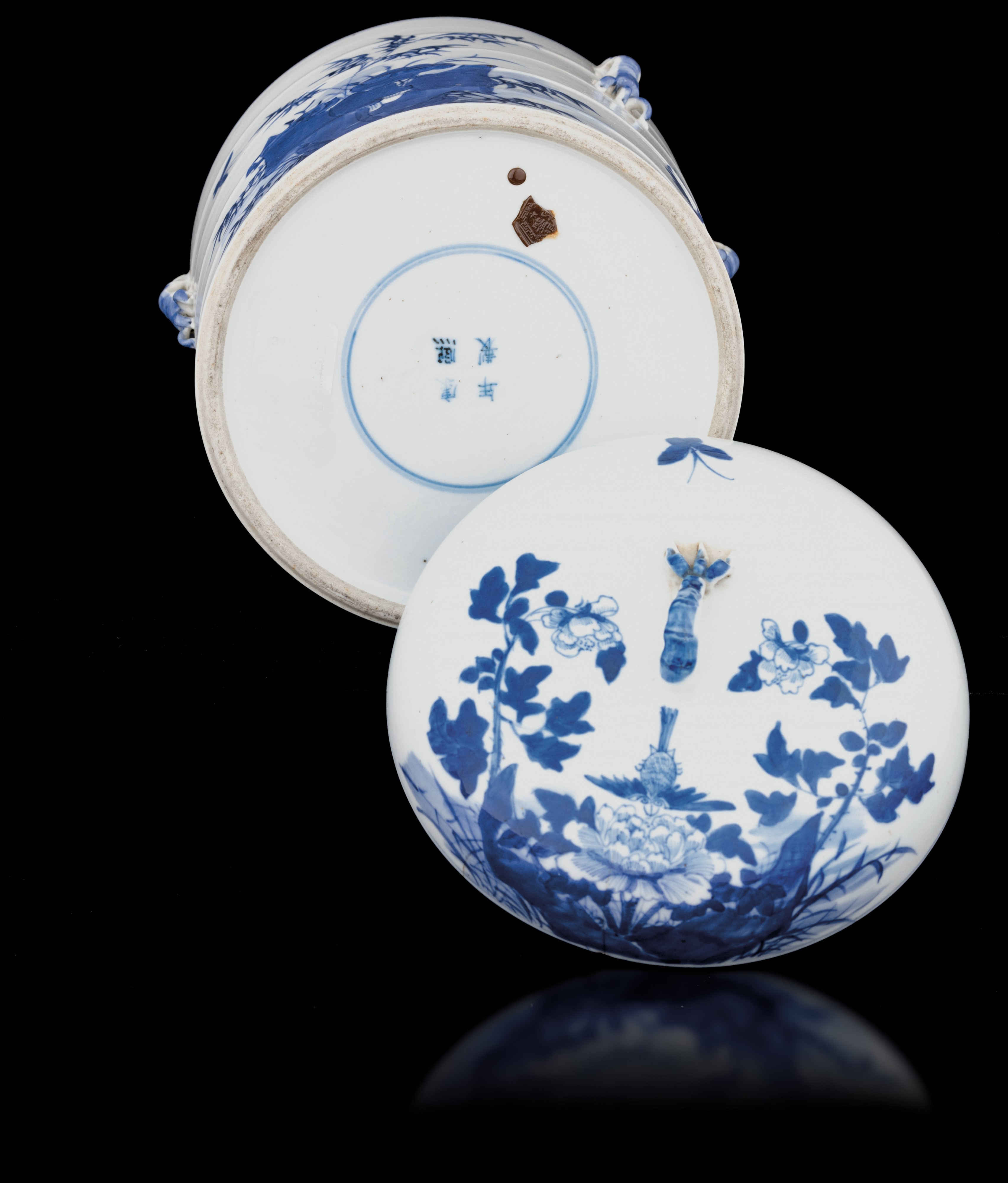 Contenitore in Porcellana Bianca e Blu con Coperchio, Soggetto Naturalistico, Cina, Dinatia Qing,...