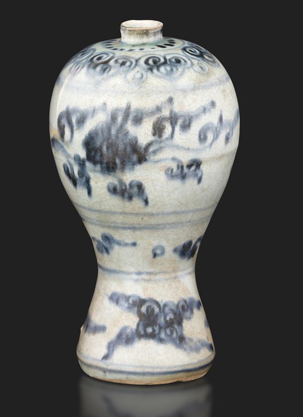 Vaso Meiping in porcellana con decoro bianco e blu a soggetto geometrico e floreale, Cina, Dinastia Ming, XVI secolo