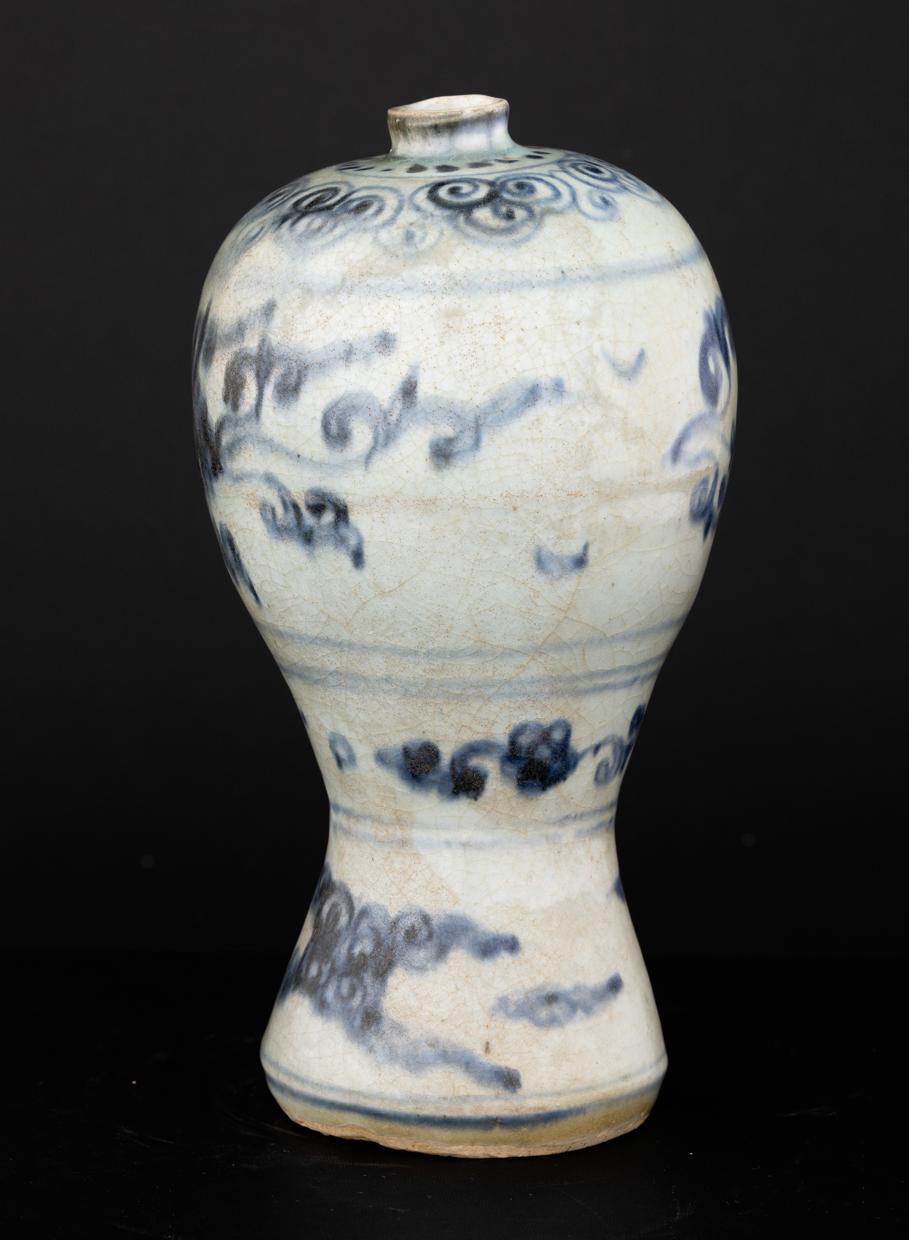 Vaso Meiping in Porcellana con Decoro Bianco e Blu a Soggetto Geometrico e Floreale, Cina, Dinast...