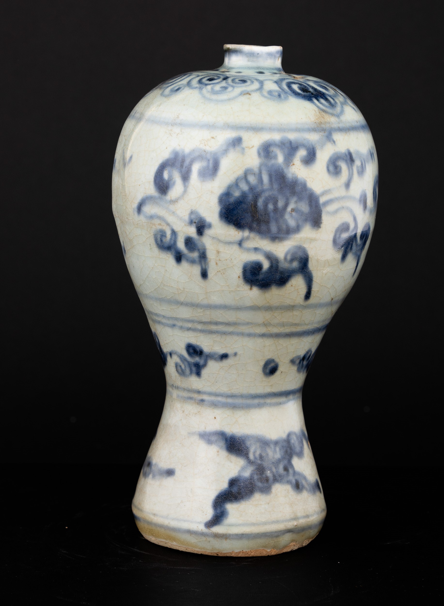 Vaso Meiping in Porcellana con Decoro Bianco e Blu a Soggetto Geometrico e Floreale, Cina, Dinast...