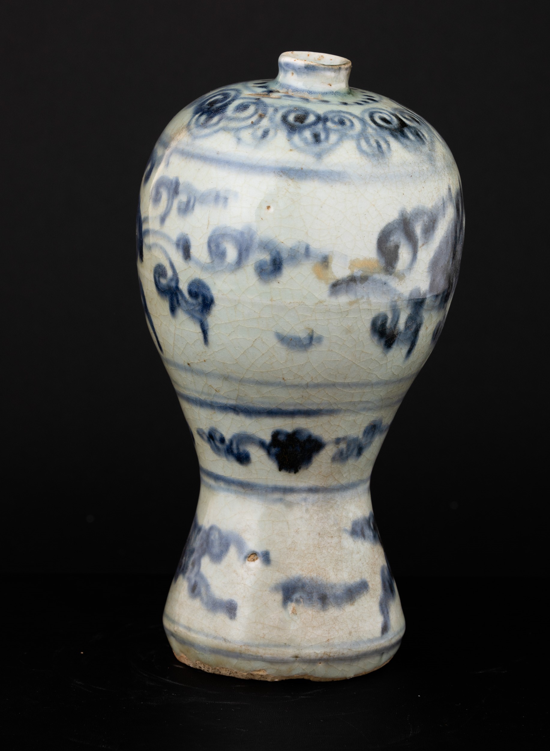 Vaso Meiping in Porcellana con Decoro Bianco e Blu a Soggetto Geometrico e Floreale, Cina, Dinast...