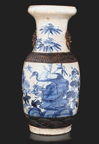 Vaso in Porcellana Craquele con Figure Blu Raffiguranti Aironi e Mascheroni con Anse Ad Anello, C...