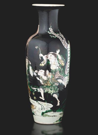 Vaso in Porcellana Famiglia Nera a Smalti Policromi con Scena Raffigurante Saggi Danzanti, Cina, ...