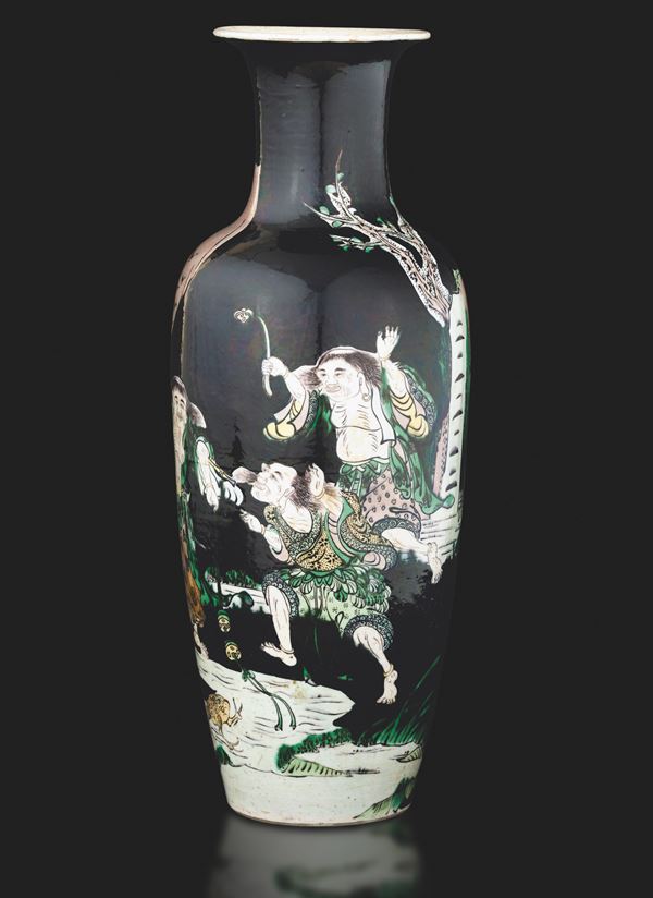 Vaso in porcellana Famiglia Nera a smalti policromi con scena raffigurante saggi danzanti, Cina, Dinastia Qing, marca incisa Kangxi (1662-1722)