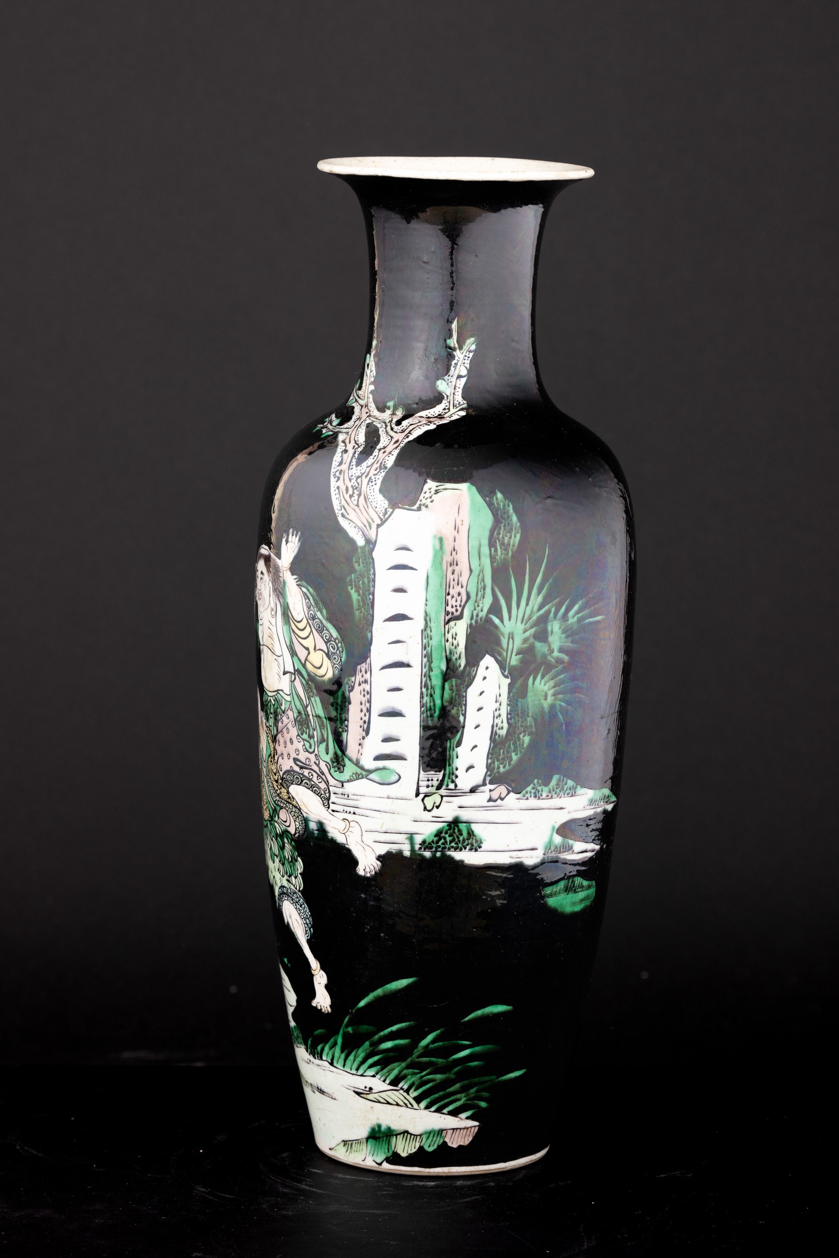 Vaso in Porcellana Famiglia Nera a Smalti Policromi con Scena Raffigurante Saggi Danzanti, Cina, ...