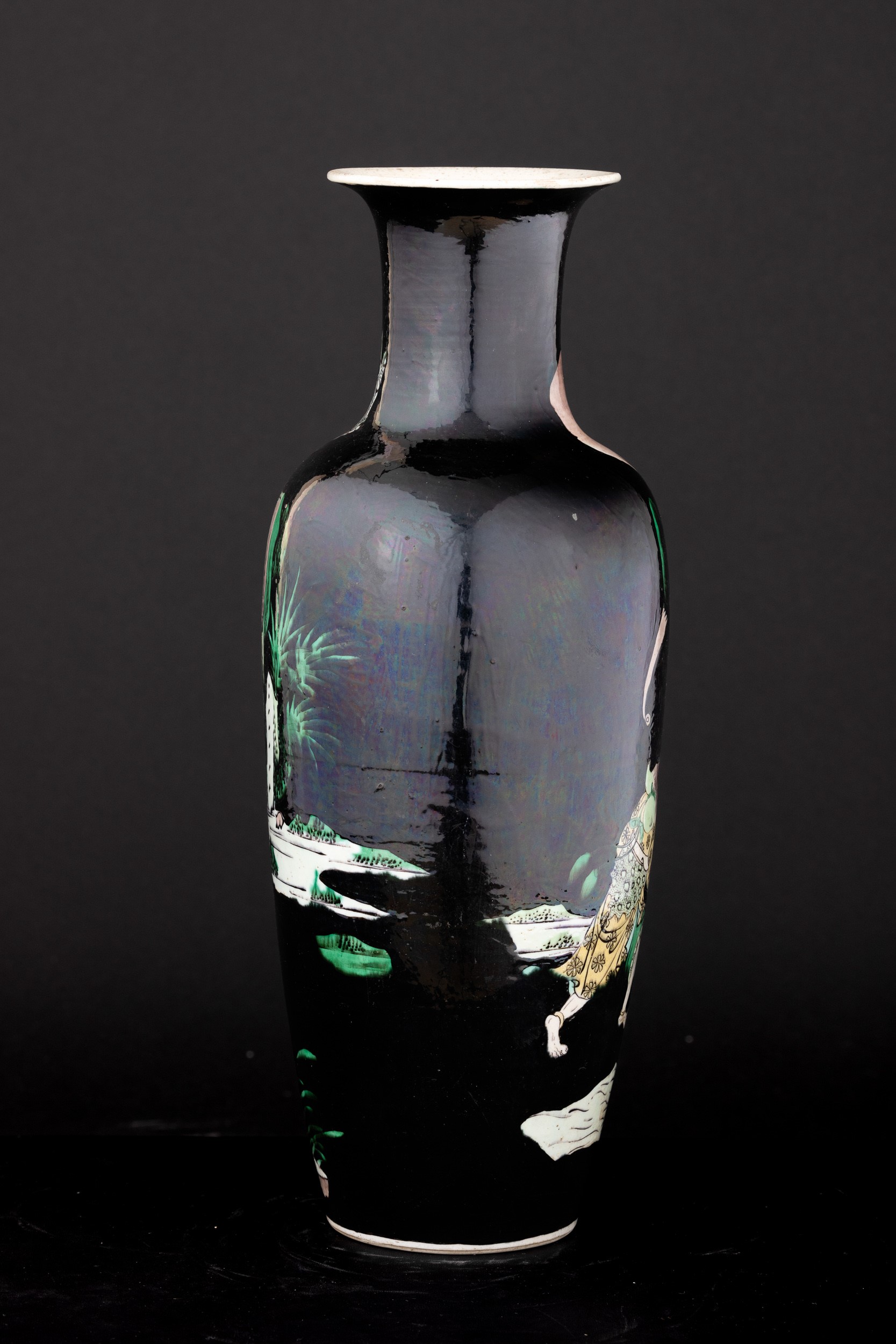 Vaso in Porcellana Famiglia Nera a Smalti Policromi con Scena Raffigurante Saggi Danzanti, Cina, ...