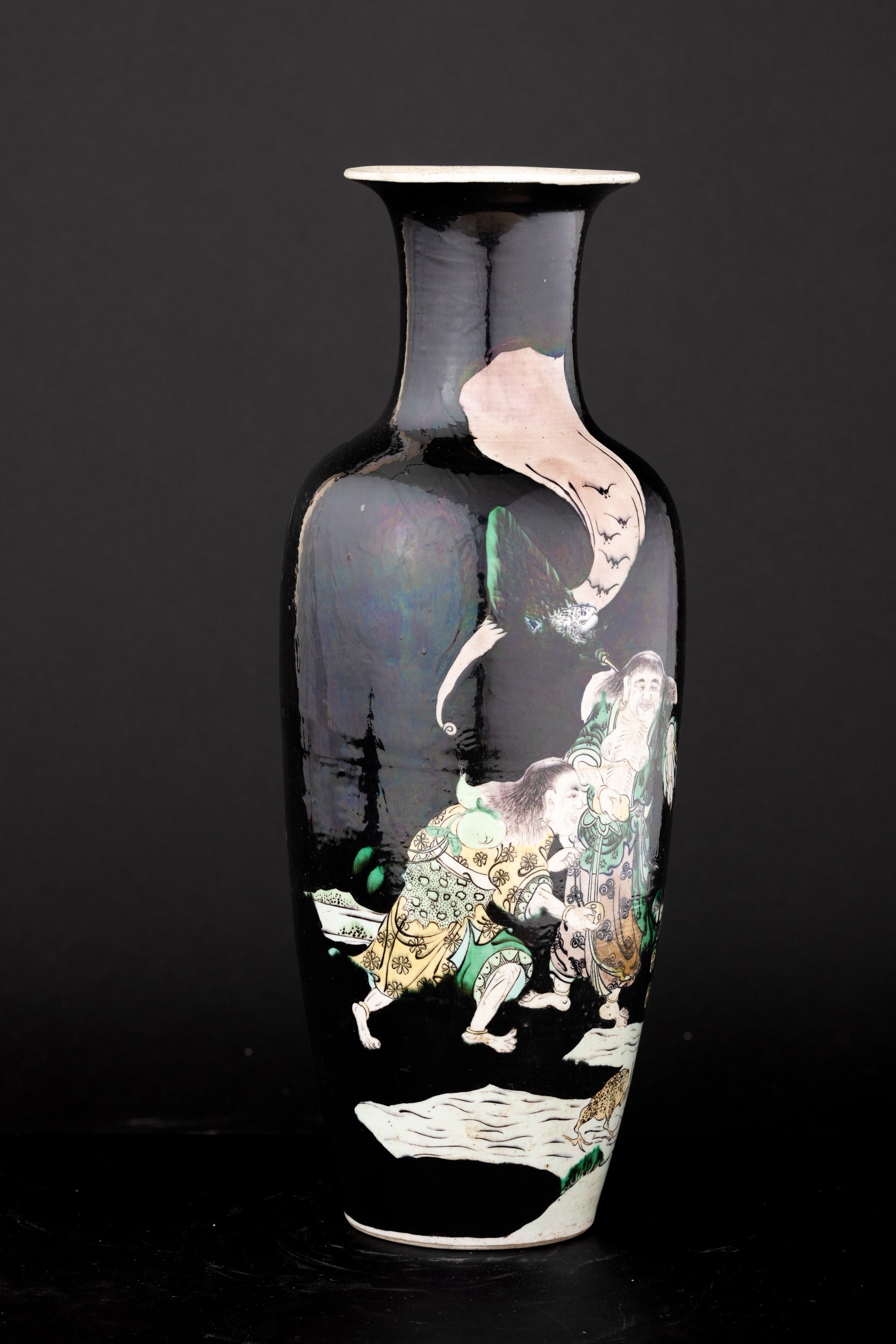 Vaso in Porcellana Famiglia Nera a Smalti Policromi con Scena Raffigurante Saggi Danzanti, Cina, ...