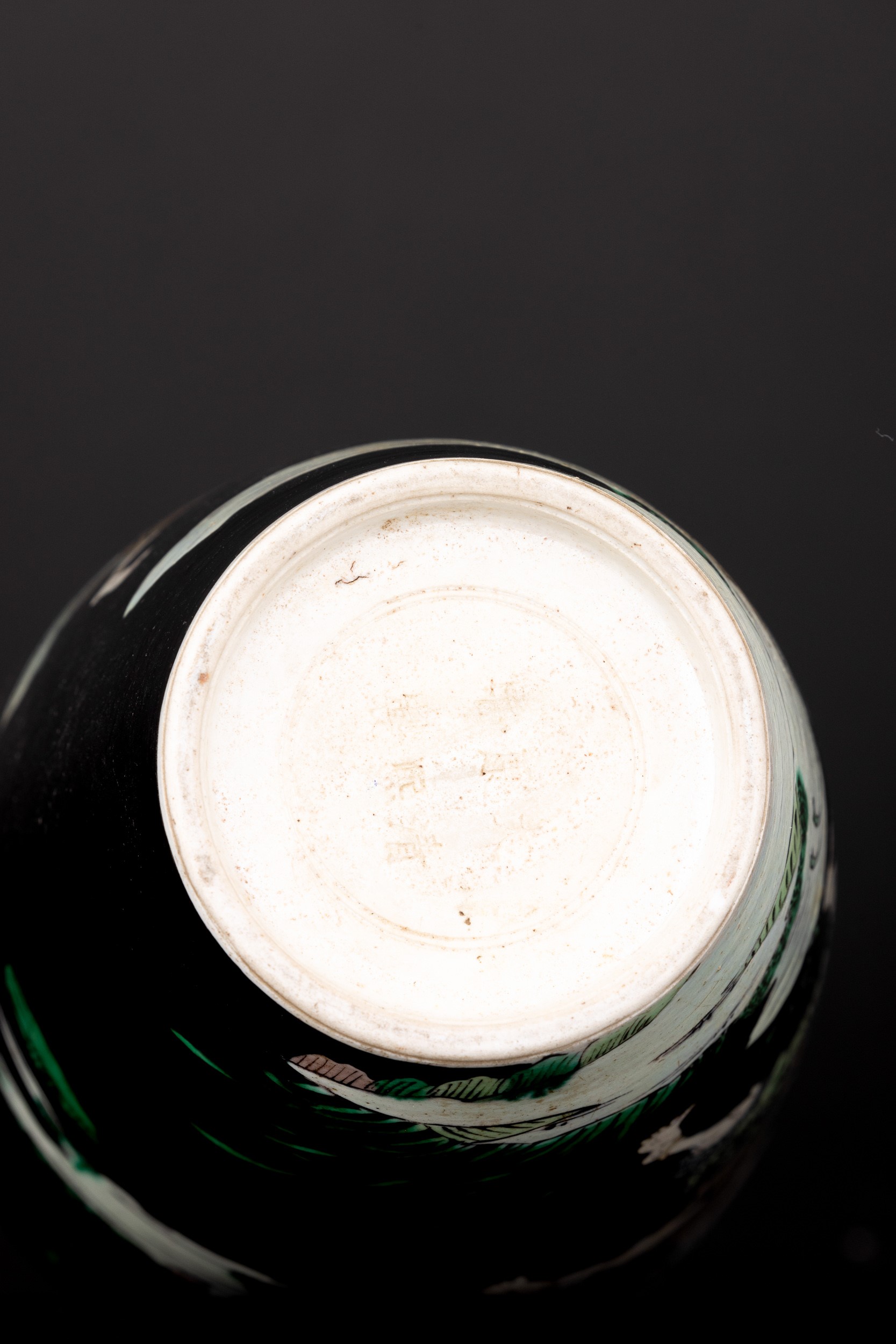 Vaso in Porcellana Famiglia Nera a Smalti Policromi con Scena Raffigurante Saggi Danzanti, Cina, ...