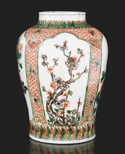 Vaso in Porcellana con Fiori di Pruno Entro Riserva Sagomate, Cina, Epoca Shunzhi (1644-1661)