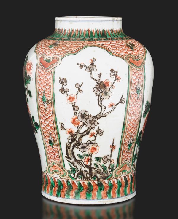 Vaso in porcellana con fiori di pruno entro riserva sagomate, Cina, epoca Shunzhi (1644-1661)