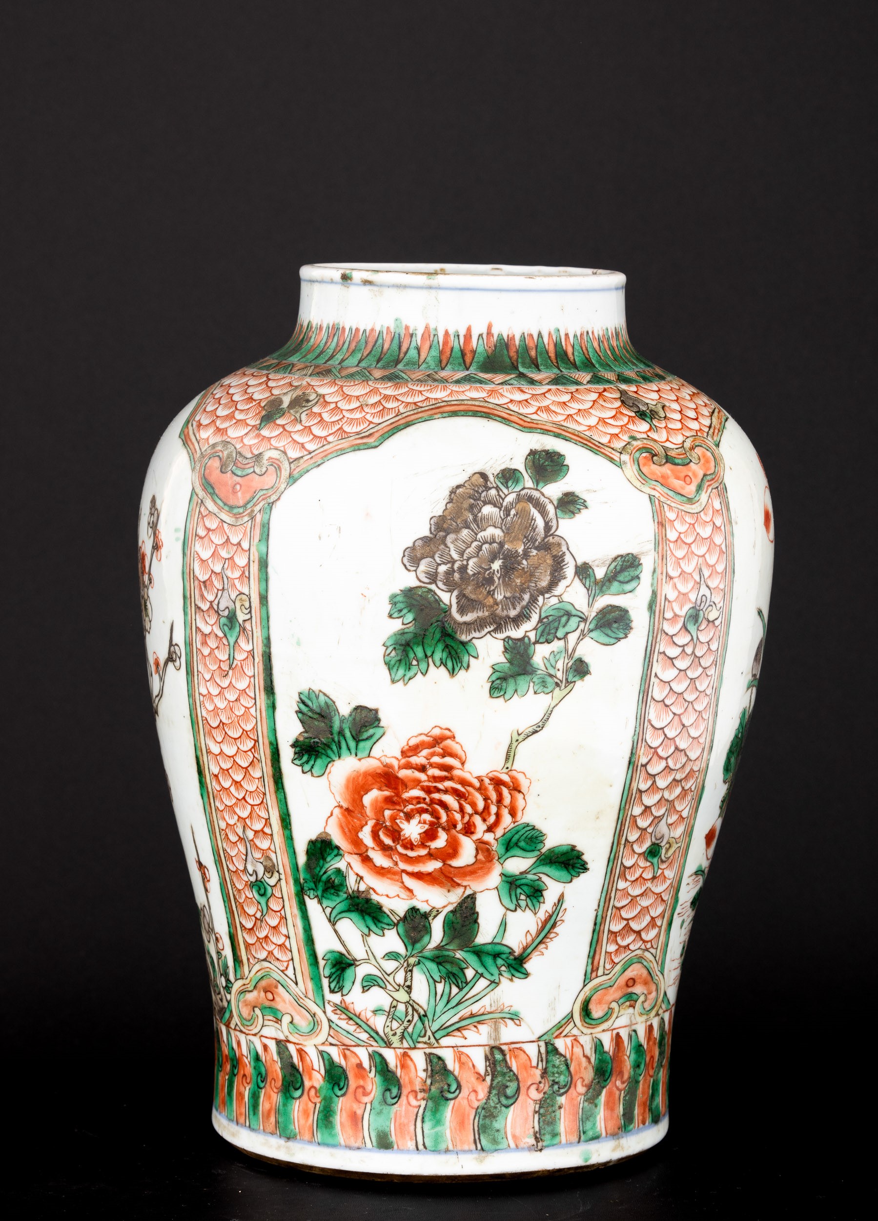 Vaso in Porcellana con Fiori di Pruno Entro Riserva Sagomate, Cina, Epoca Shunzhi (1644-1661)