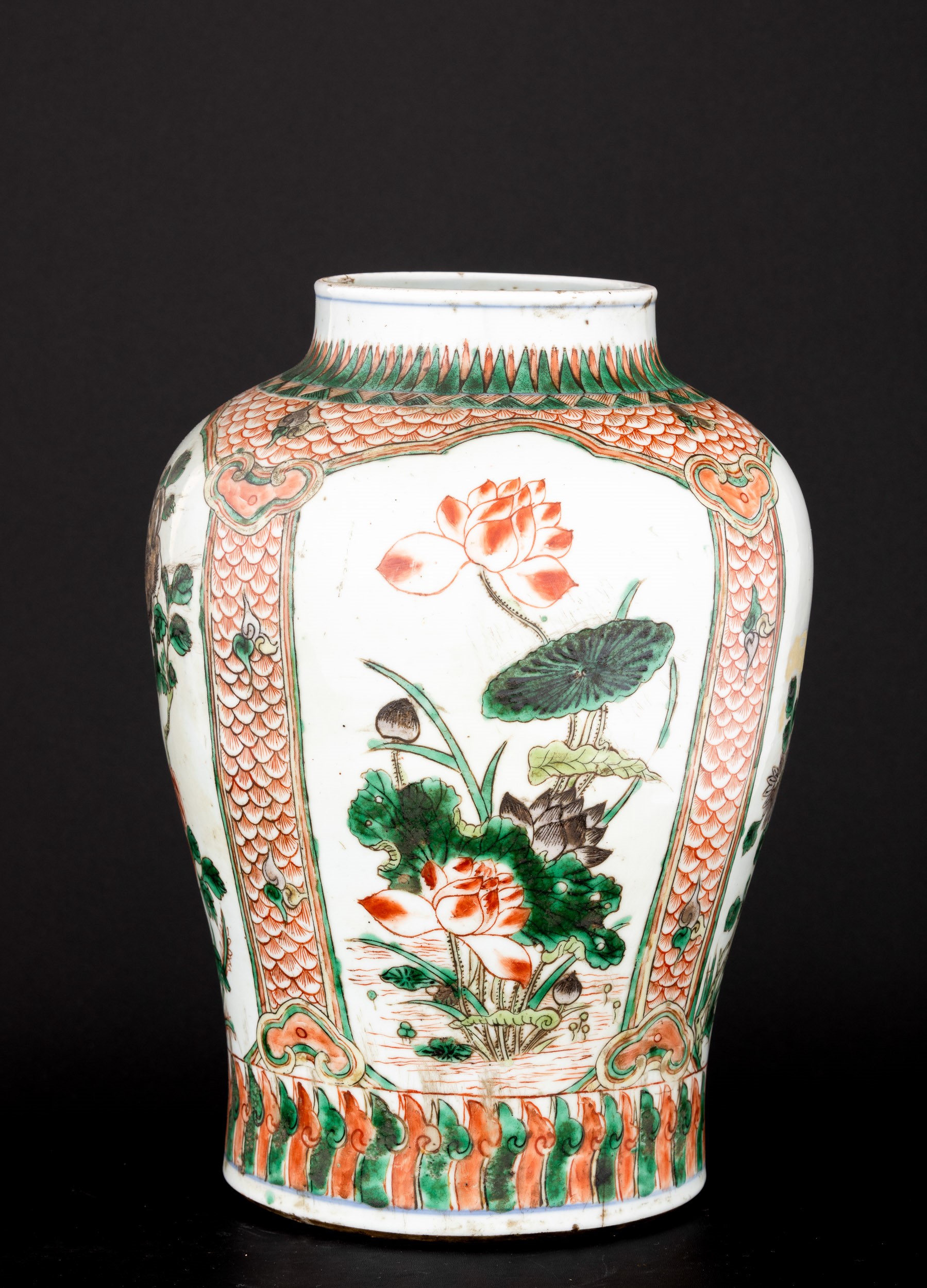 Vaso in Porcellana con Fiori di Pruno Entro Riserva Sagomate, Cina, Epoca Shunzhi (1644-1661)