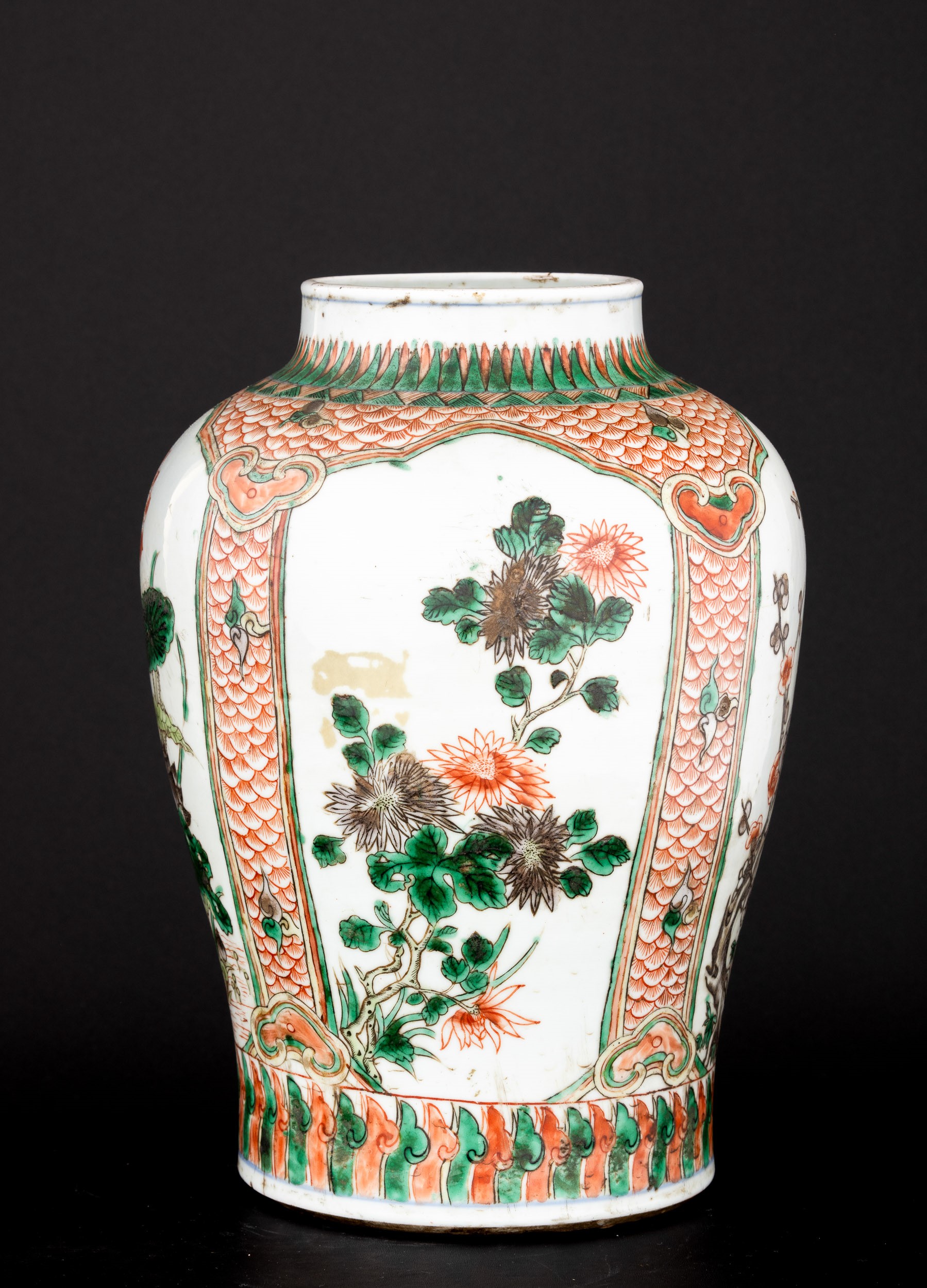 Vaso in Porcellana con Fiori di Pruno Entro Riserva Sagomate, Cina, Epoca Shunzhi (1644-1661)