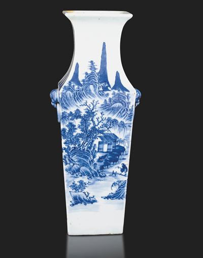 Vaso in Porcellana Bianca e Blu Raffigurante Paesaggio Montano con Anse a Mascheroni, Cina, Dinas...