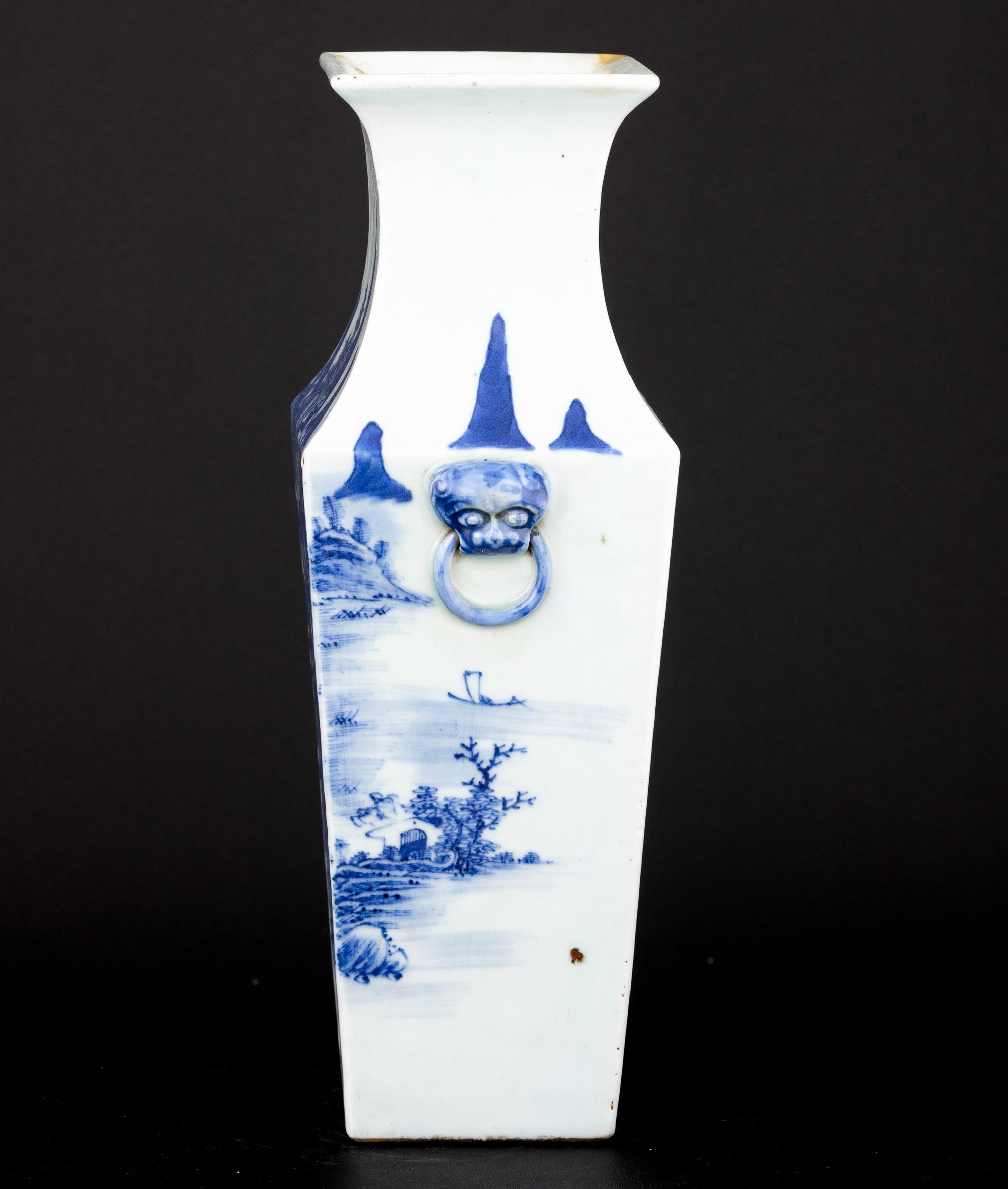 Vaso in Porcellana Bianca e Blu Raffigurante Paesaggio Montano con Anse a Mascheroni, Cina, Dinas...