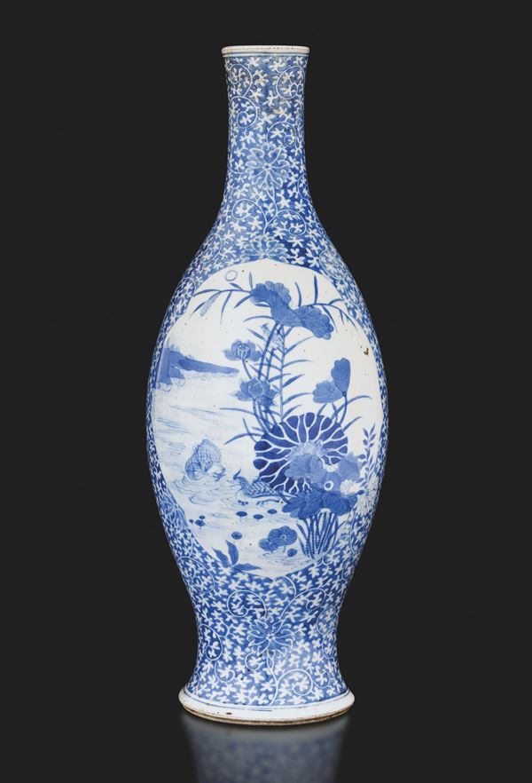 Vaso ad anfora in porcellana bianca e blu con decoro a motivo naturalistico entro riserve, Cina, Dinastia Qing, XIX secolo