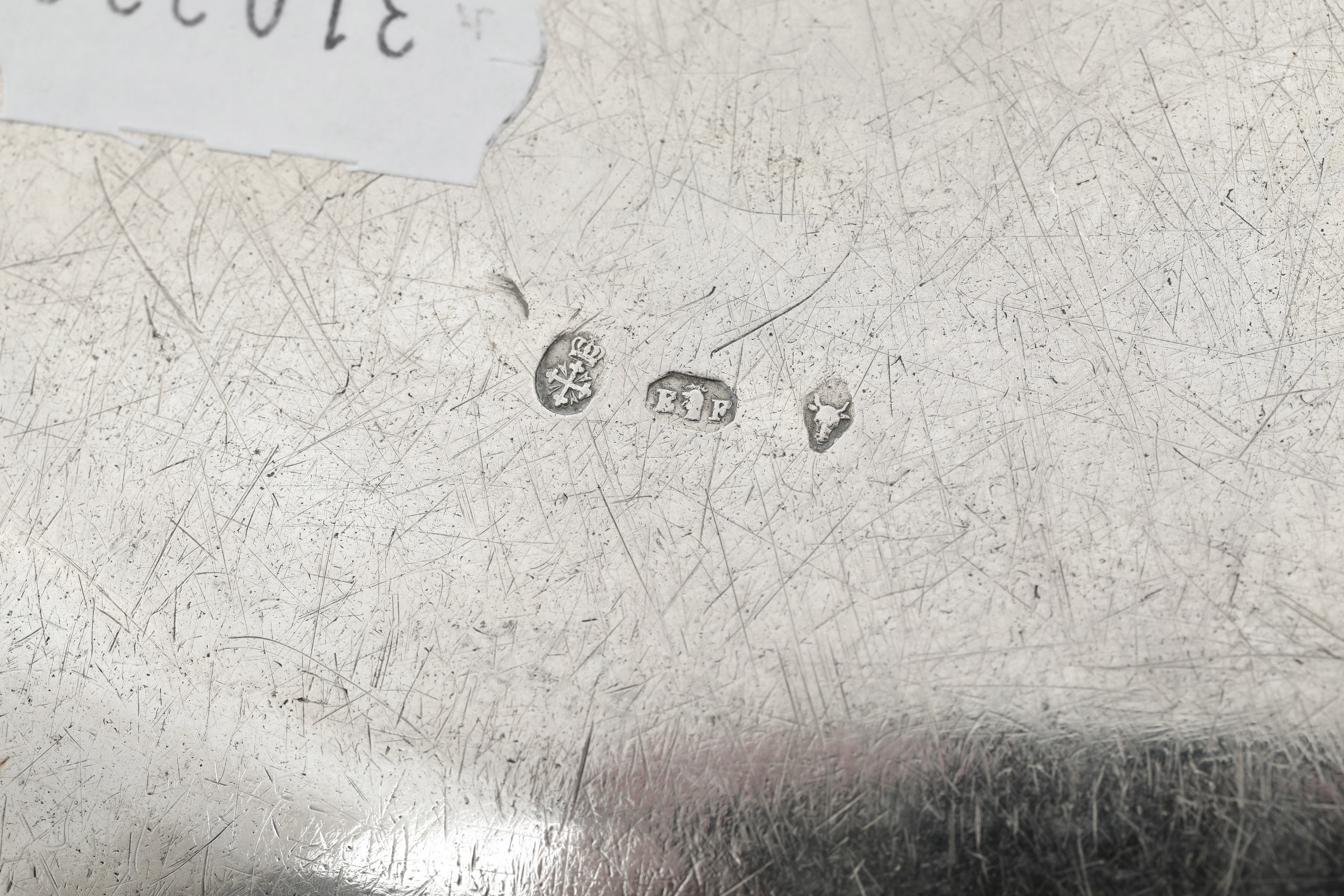 Italia XX secolo, Zuppiera con presentoire in argento fuso e sbalzato con stemma nobiliare