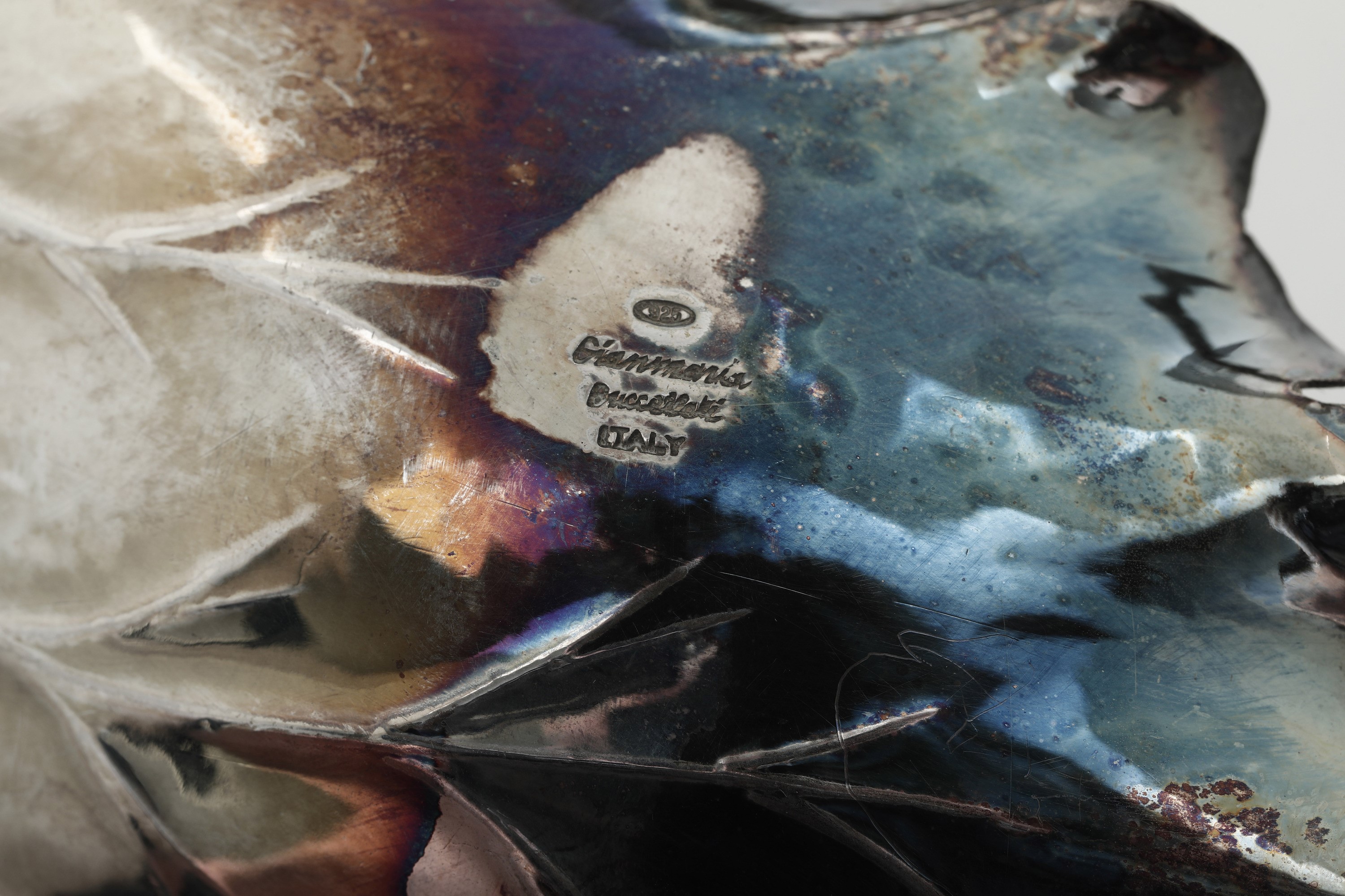Buccellati, Ciotola a foglia in argento fuso e sagomato, Italia, XX-XXI secolo