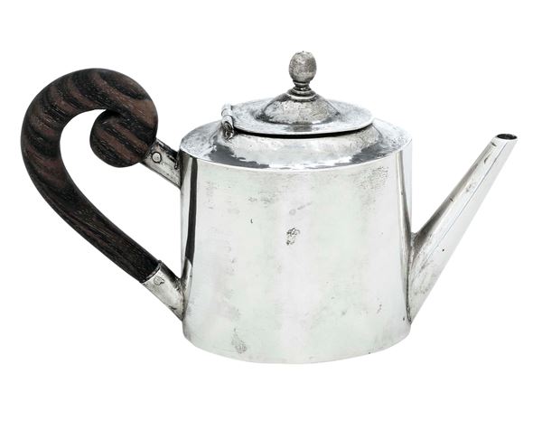 Teiera. Napoli, XVIII secolo. Marchio dell'argentiere consunto di difficile lettura