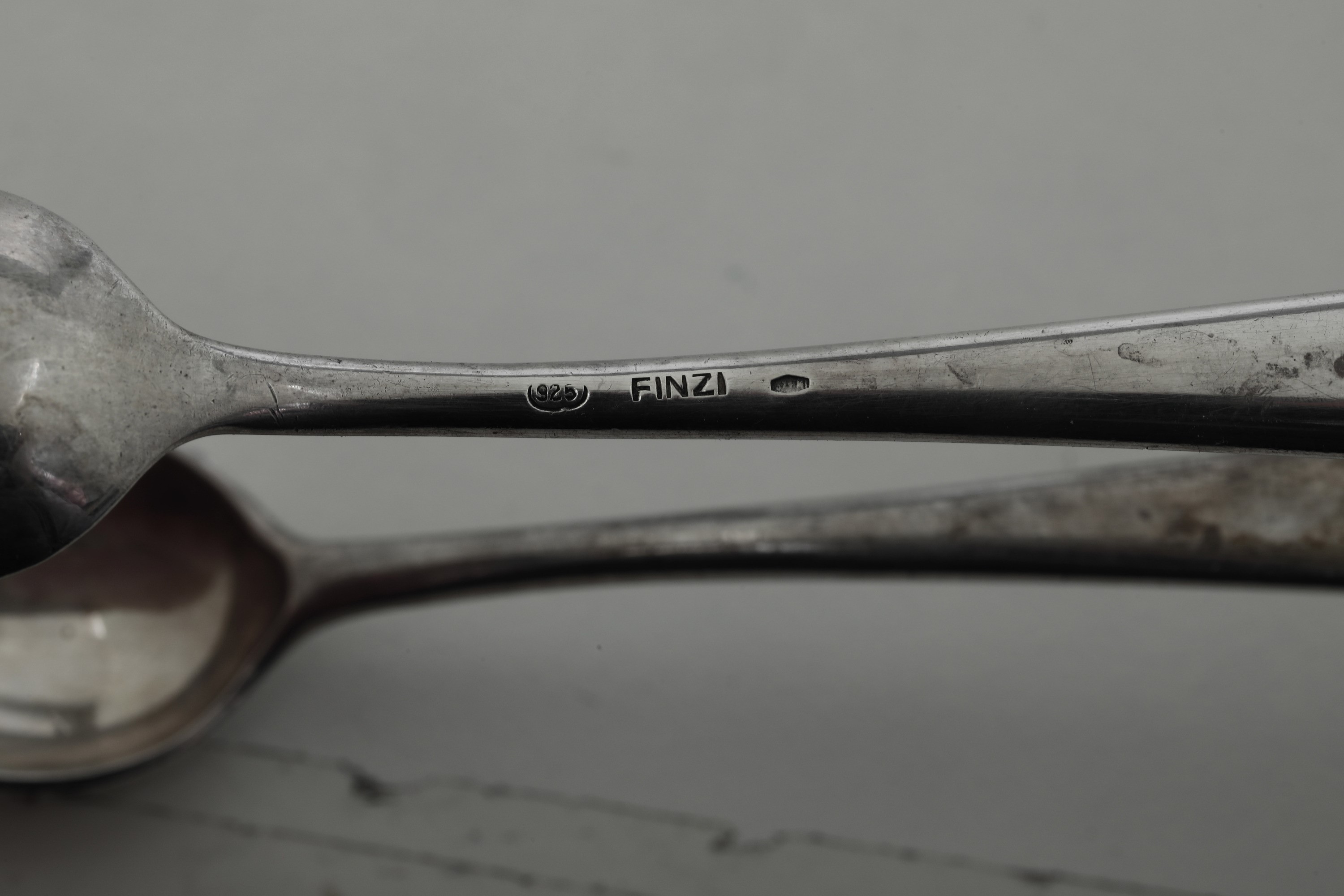 Argentiere Arrigo Finzi, Ciotola e pinza in argento fuso, sagomato e martellato (argenteria artis...