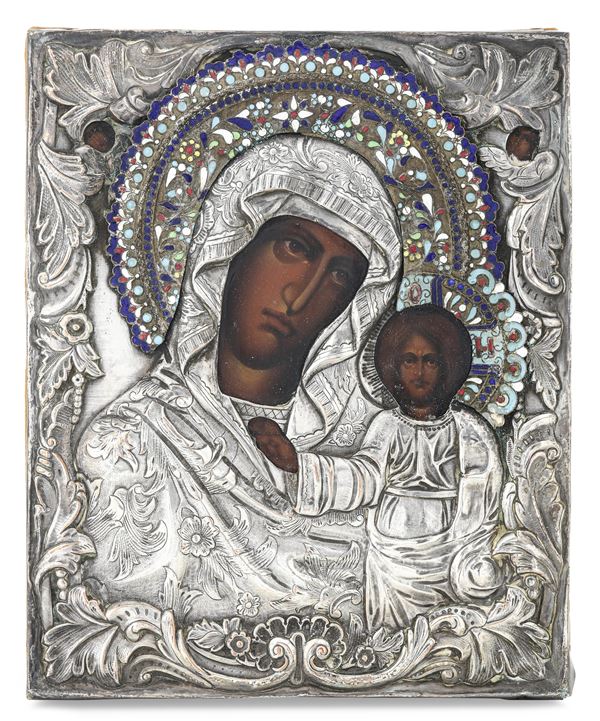 Icona a tempera su tavola raffigurante Madonna con Bambino, riza in rame argentato e smalti policromi. XIX-XX secolo