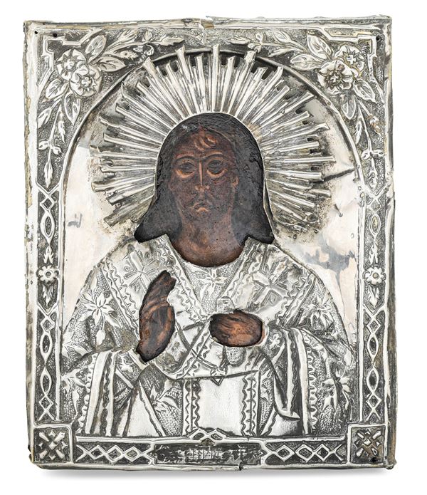 Icona ad olio su tavola raffigurante Cristo Pantocratore, riza in rame argentato. XIX-XX secolo