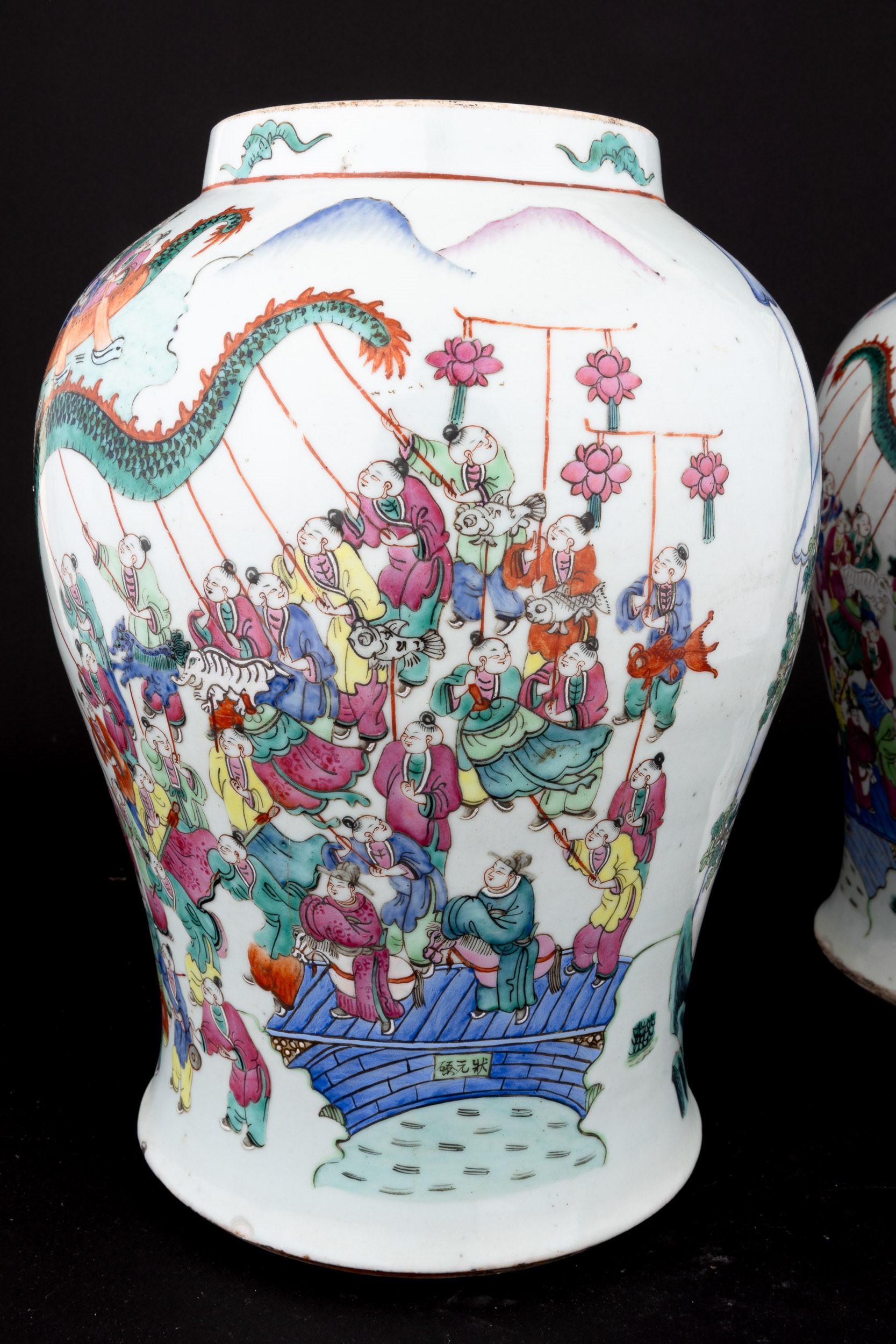 Coppia di Potiches in Porcellana Famiglia Rosa Raffiguranti Scene di Vita Quotidiana, Cina, Dinas...