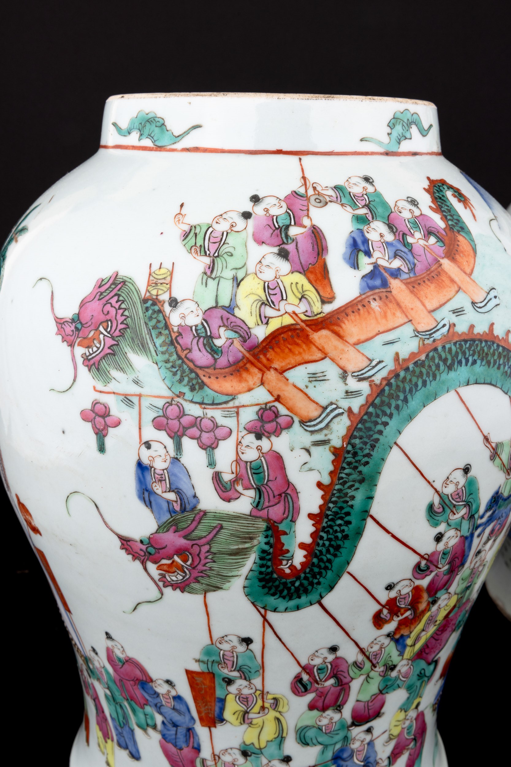 Coppia di Potiches in Porcellana Famiglia Rosa Raffiguranti Scene di Vita Quotidiana, Cina, Dinas...
