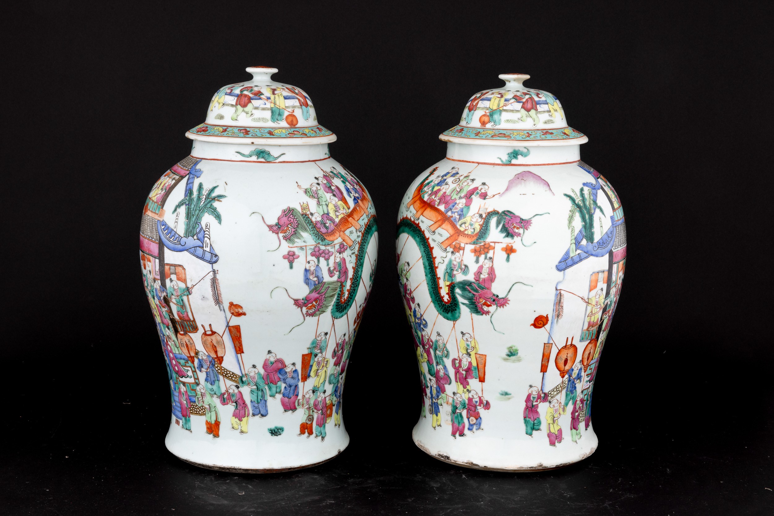 Coppia di Potiches in Porcellana Famiglia Rosa Raffiguranti Scene di Vita Quotidiana, Cina, Dinas...